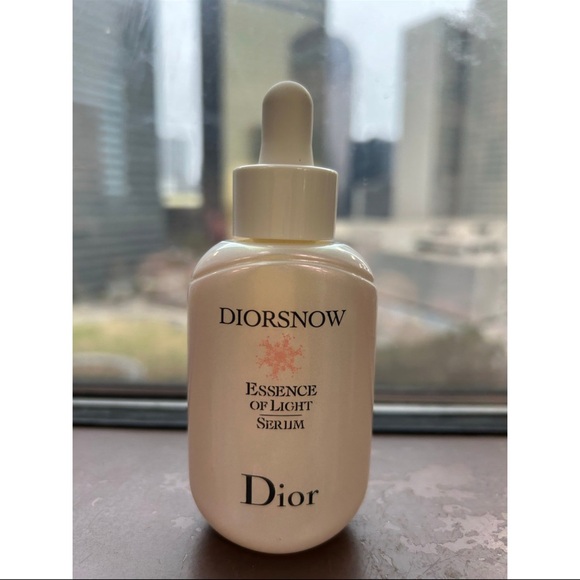 Dior essence of light serum